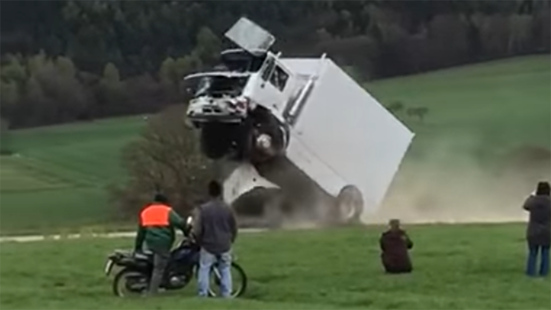 Остановить грузовик. Краш тест трактора. Остановил грузовик рукой. Человек останавливает собой грузовик.