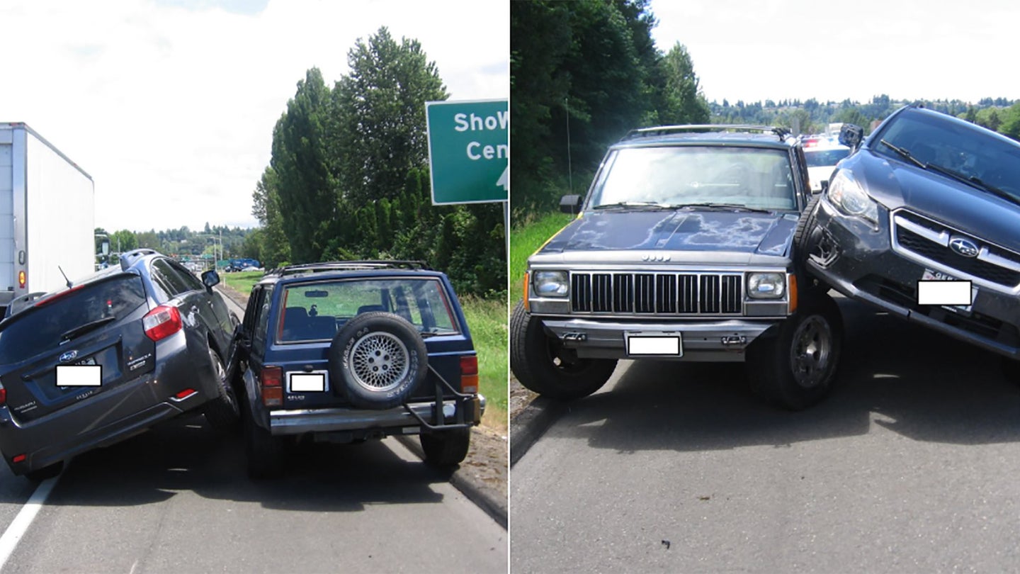 Subaru Impreza Purposely Rams Into Jeep Cherokee Repeatedly for Cutting Traffic