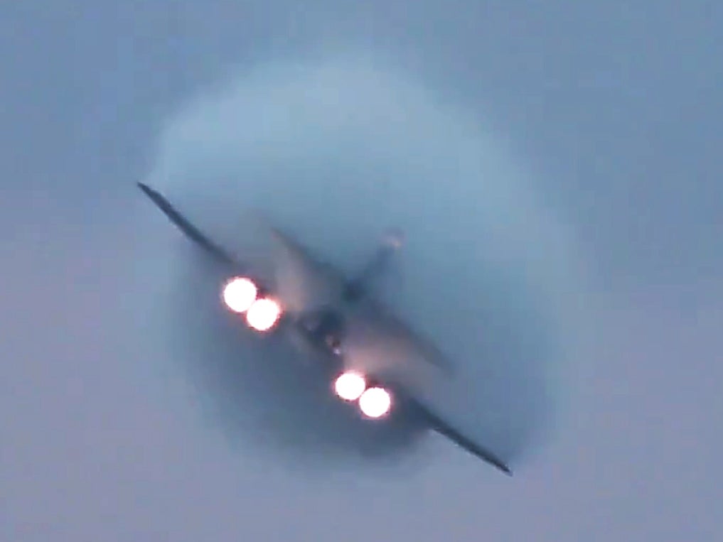 B-1B Wows Oshkosh Crowd With Epic High-Speed Afterburner Passes At Dusk