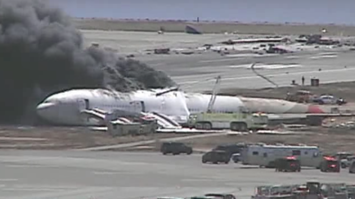 New Video Mysteriously Hits Web Showing 2013 Asiana 214 Plane Crash from Control Tower