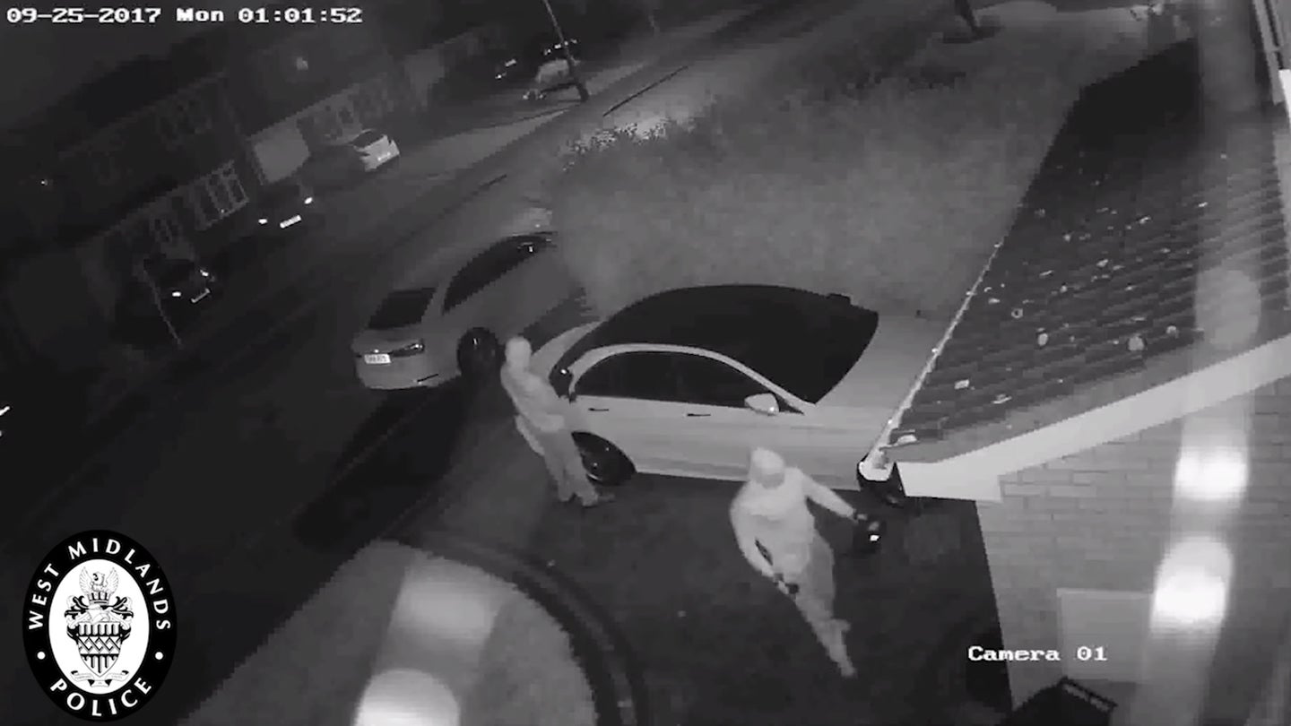 Watch Thieves Steal This Mercedes by Hacking its Keyless Start System