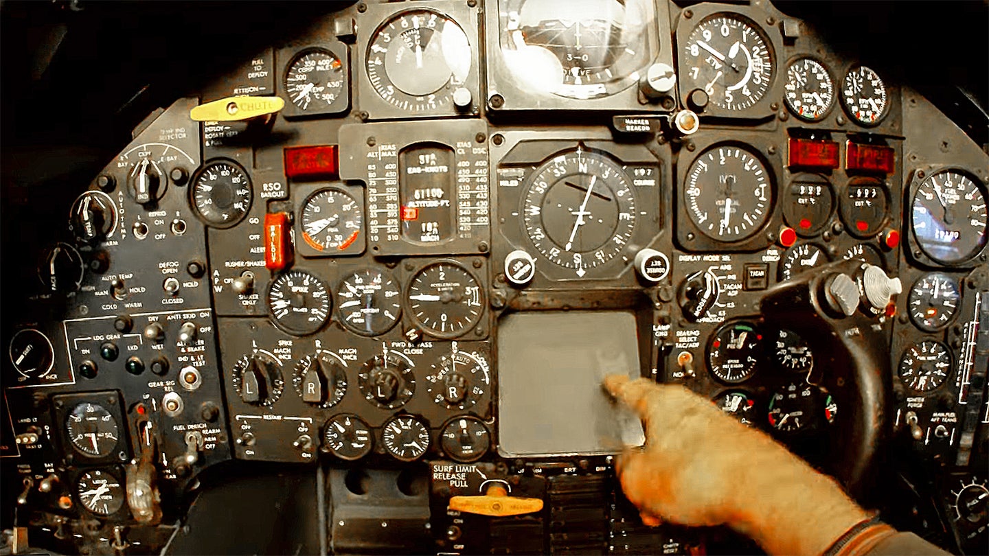 This SR-71 Blackbird Cockpit Tour Is The Most Fascinating Thing You&#8217;ll See All Week