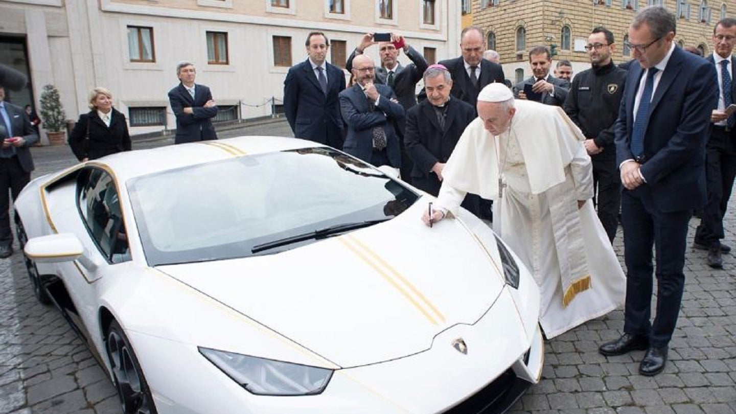 Lamborghini Donates Huracan to Pope Francis for Charity