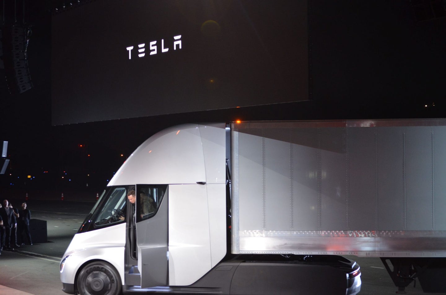 Sorry, Tesla Fanboys: The Best Zero-Emissions Semi Runs on Fuel Cells
