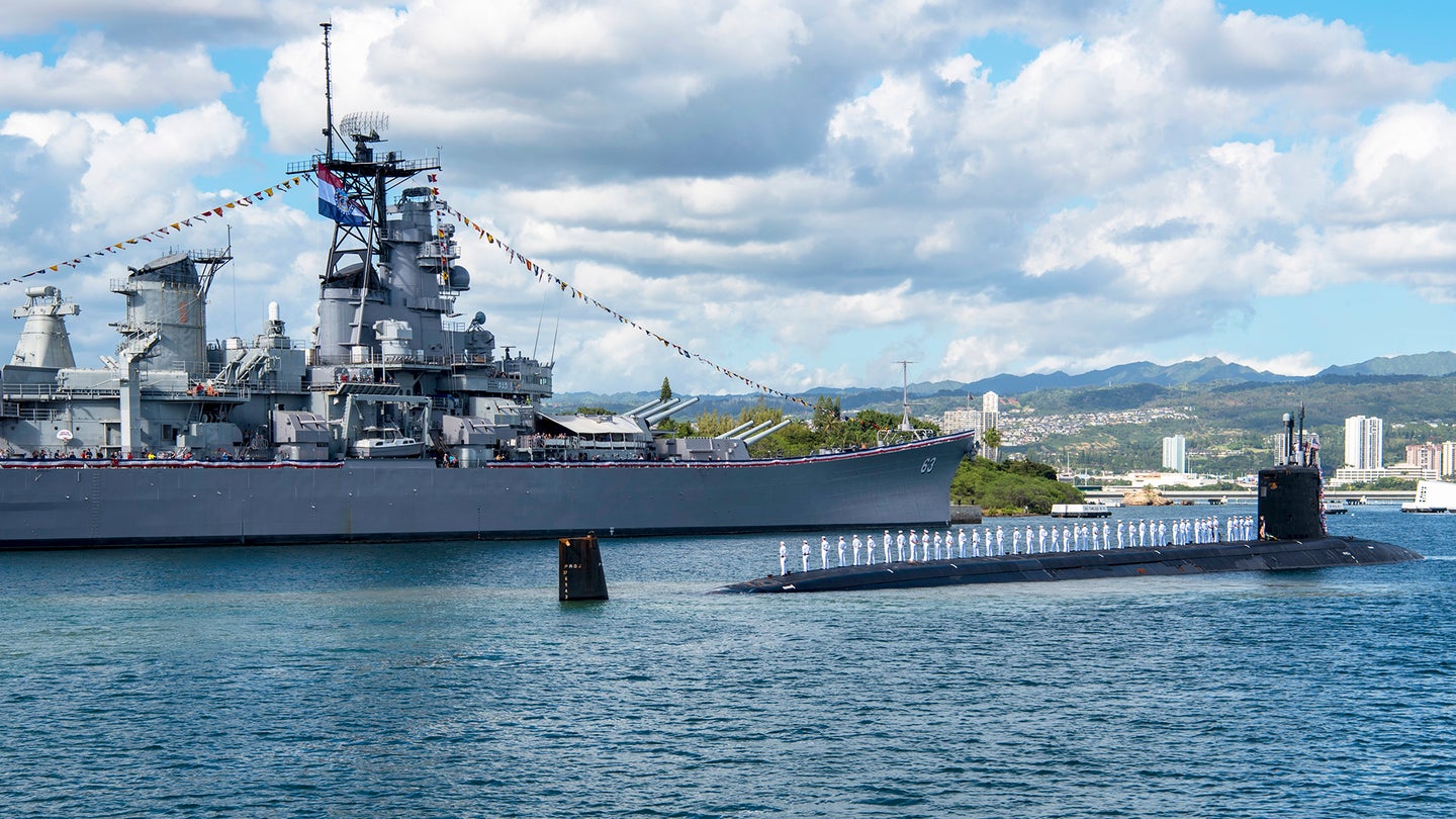 Two &#8220;Mighty Mos&#8221;: Submarine USS Missouri Meets Its Battleship Namesake In Hawaii