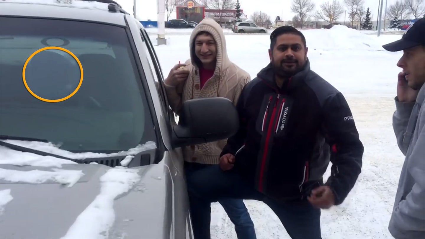 Watch These Good Canadians Trap a Thief in a Pickup Truck Until Police Arrive