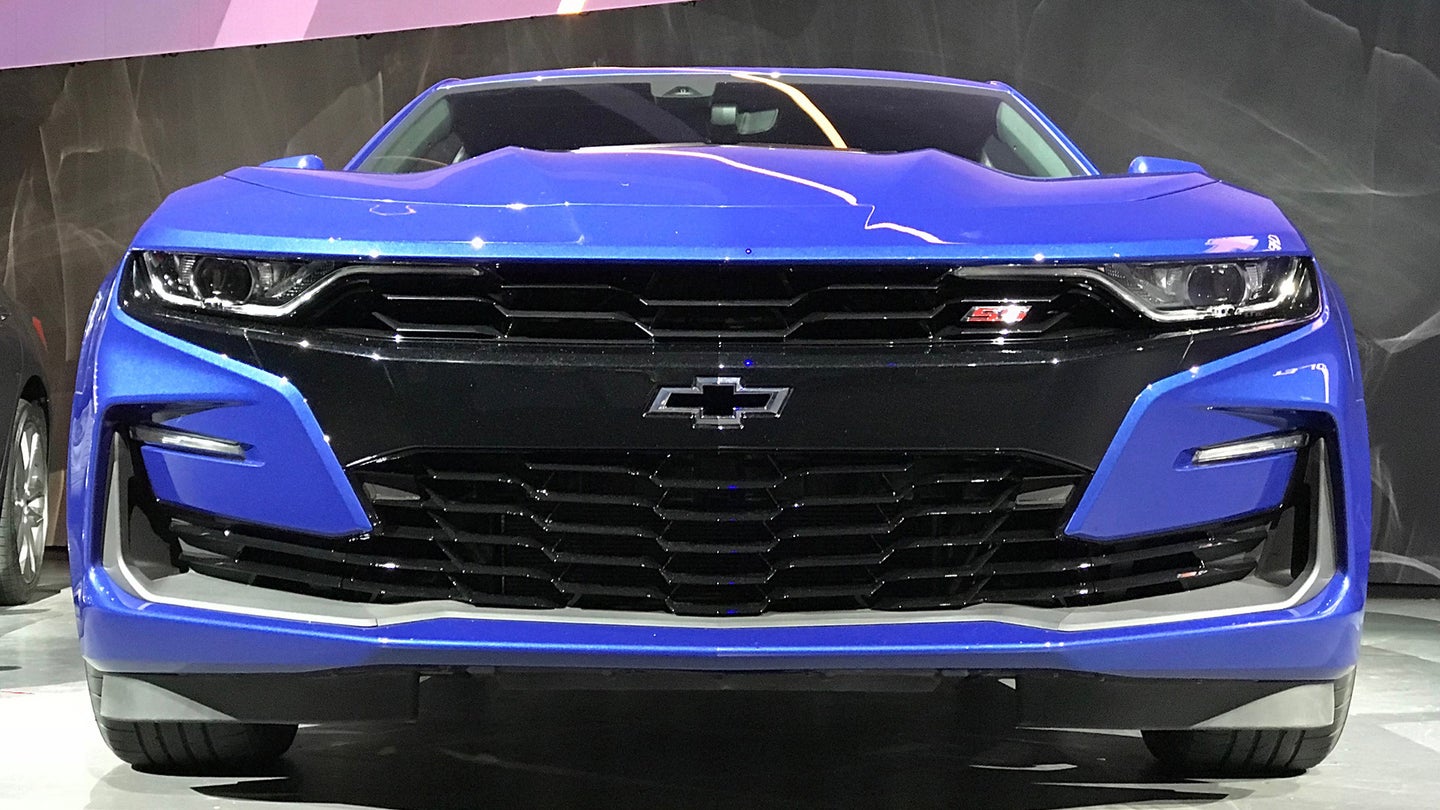 2019 Chevrolet Camaro Revealed, Packing a Few New Goodies and a Fancy New Face
