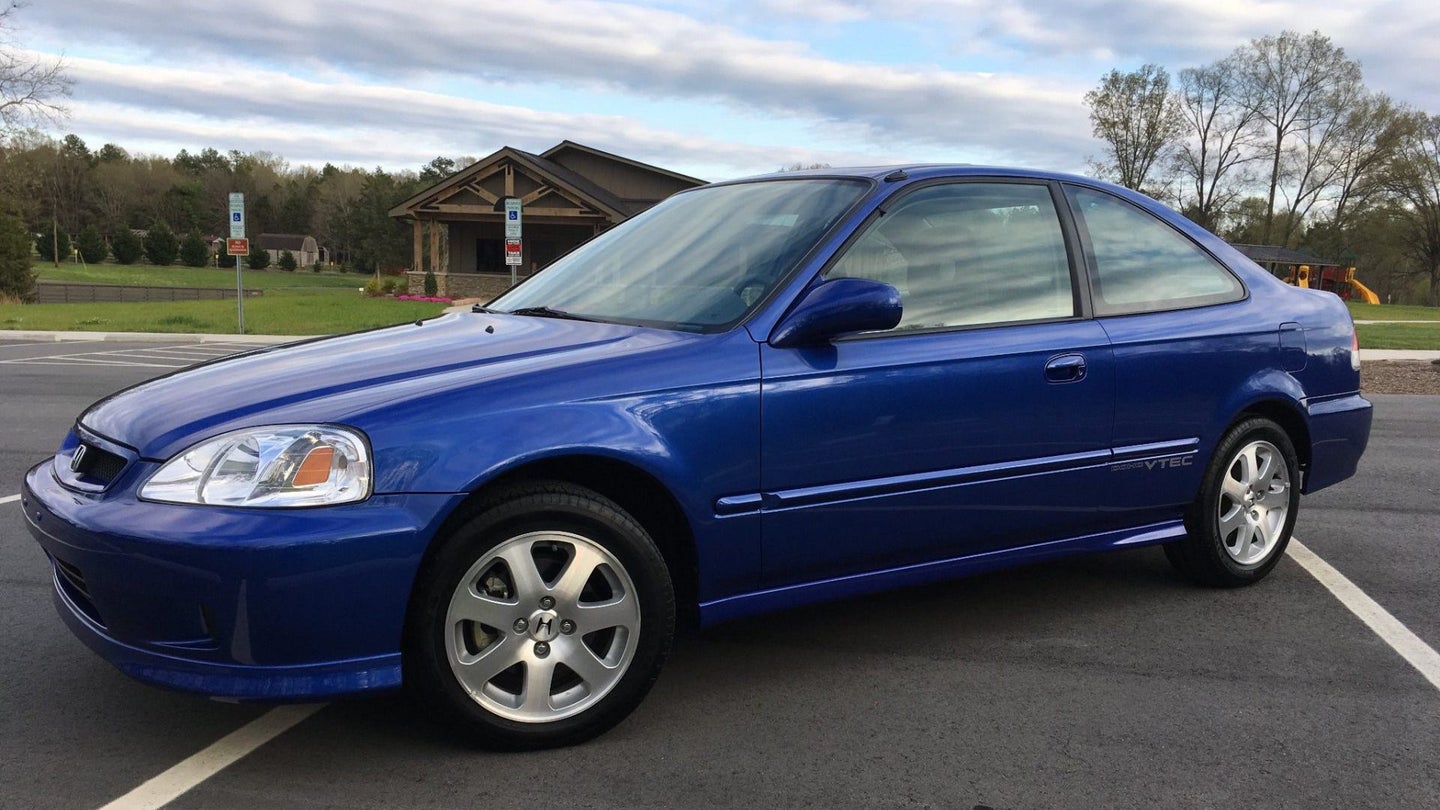 This Pristine 1999 Honda Civic Si Just Sold for the Price of a New One