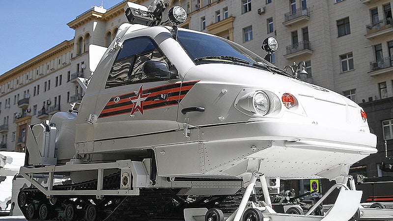 Russia’s Tiny Machine Gun-Toting Snowmobile Keeps Occupants Warm Even When It’s 50 Below