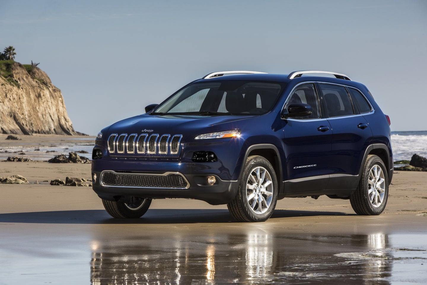 Nearly 50,000 Jeep Cherokee SUVs Recalled by Fiat Chrysler Due to Fire Risk