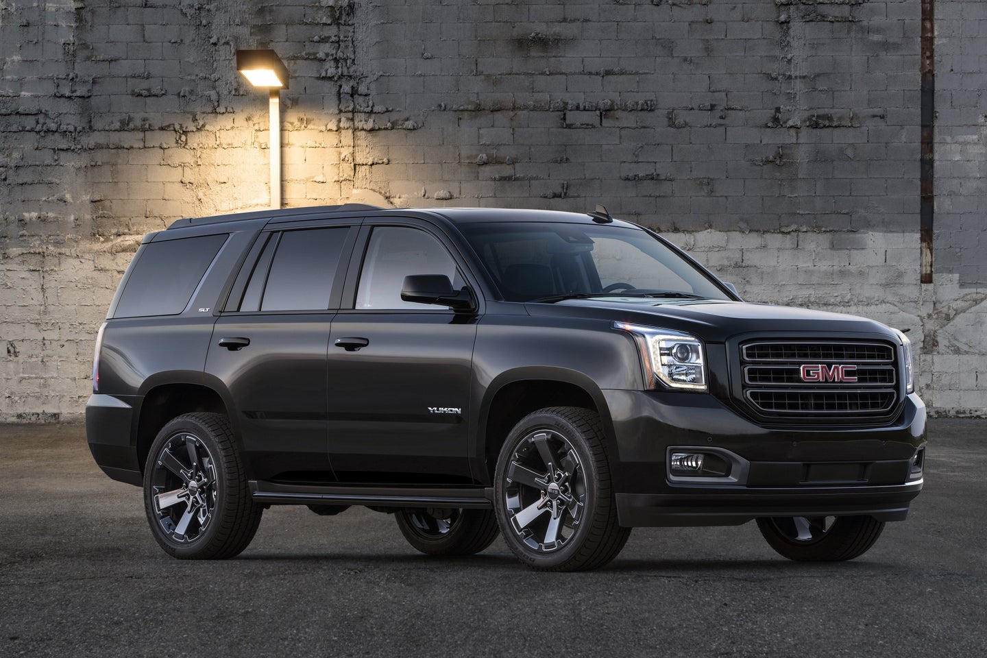 All-New Graphite Editions Bring the Dark Side to the 2019 GMC Yukon SUV Range - Front Side View