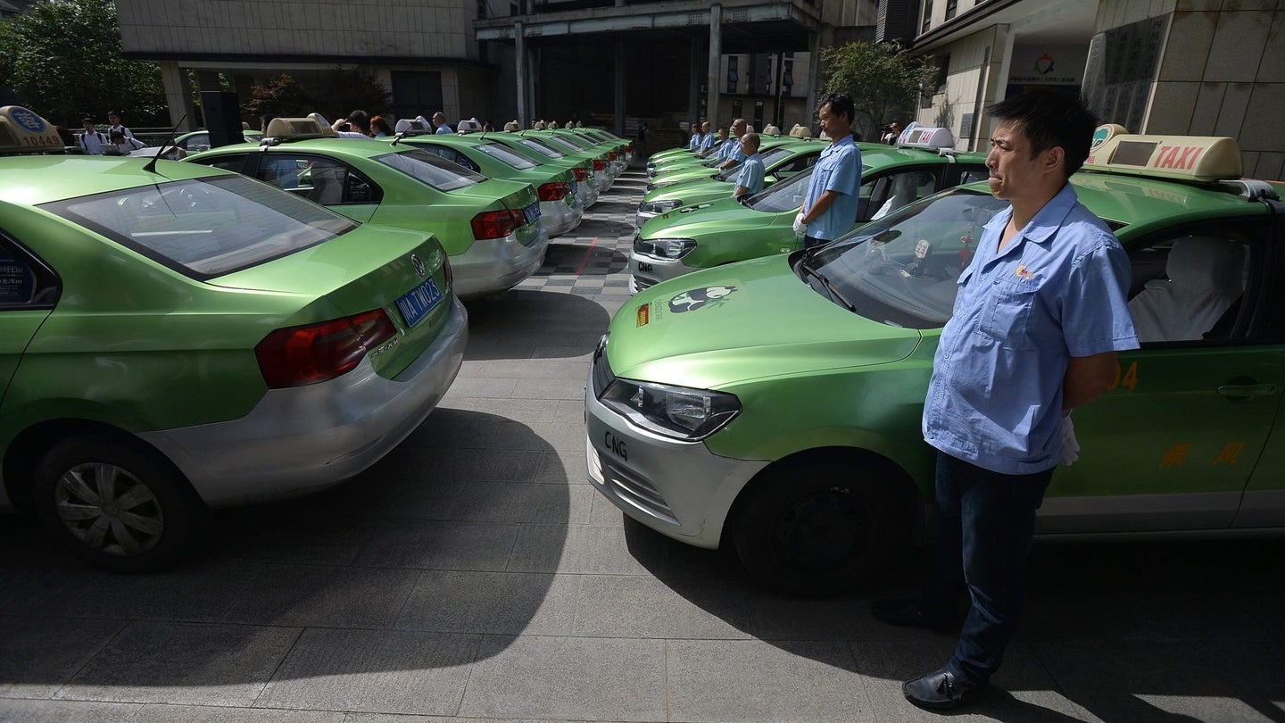 China: Cabbie Returns Fare Overpaid 100 Times by Tourist