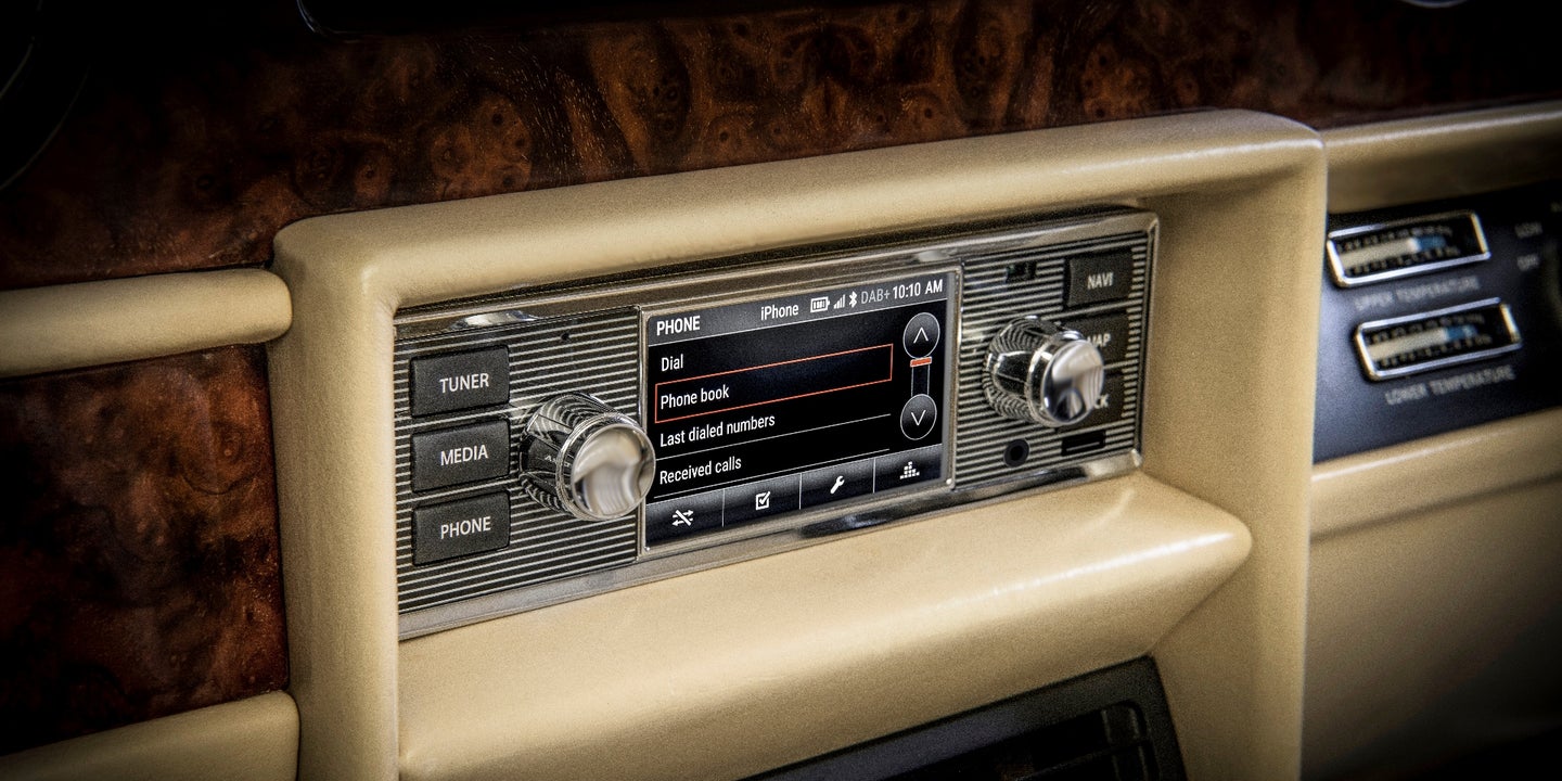 Jaguar and Land Rover’s Modern Infotainment System for Classic Cars Is Exquisite
