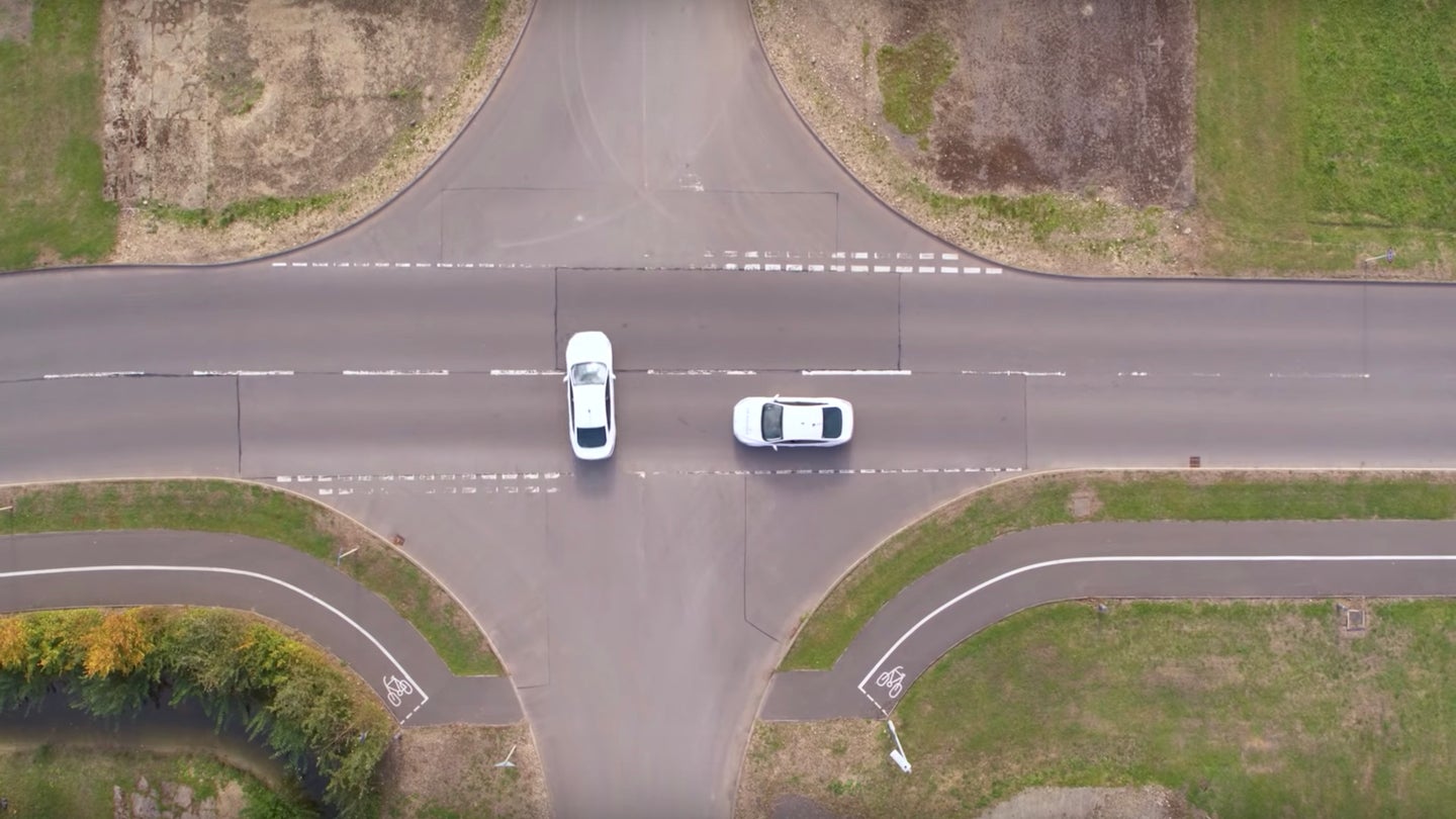 Ford Wants to Eliminate Traffic Lights Using Its V2V Intersection Priority System