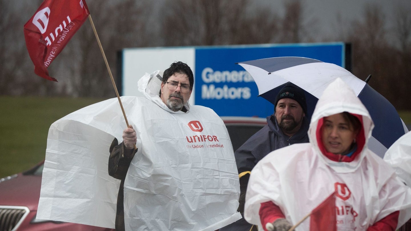 GM Workers at Oshawa Assembly Walk out to Protest Plant Closure, Mass Layoffs
