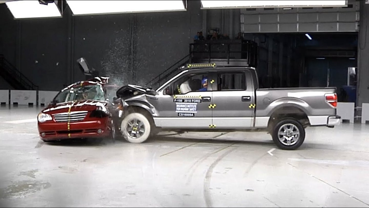 IIHS Video Shows Gruesome Reality of What Could Happen If You Run a Red Light