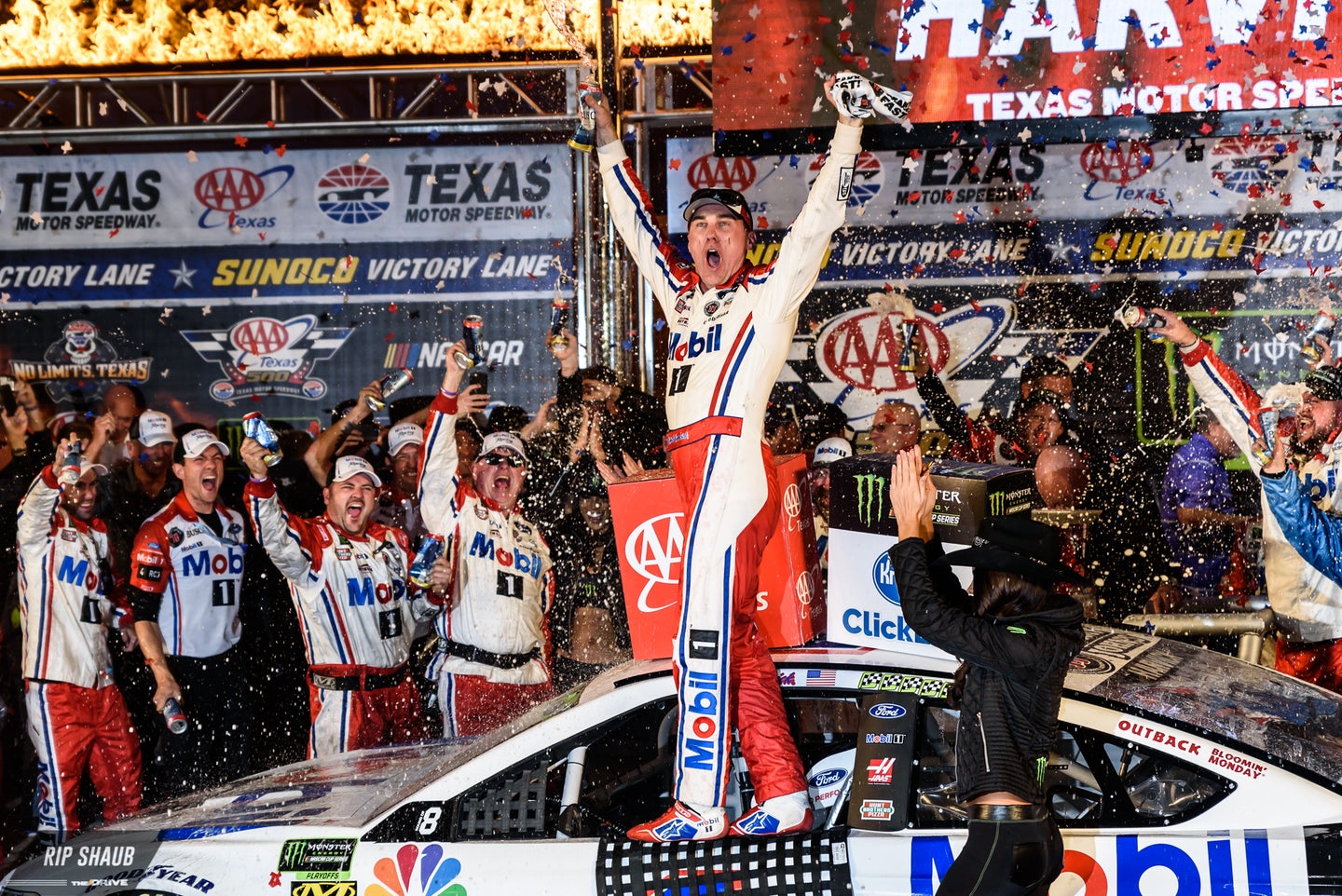 Kevin Harvick Sweeps NASCAR Cup Series Race in Texas, Advances to Final 4 Championship Round