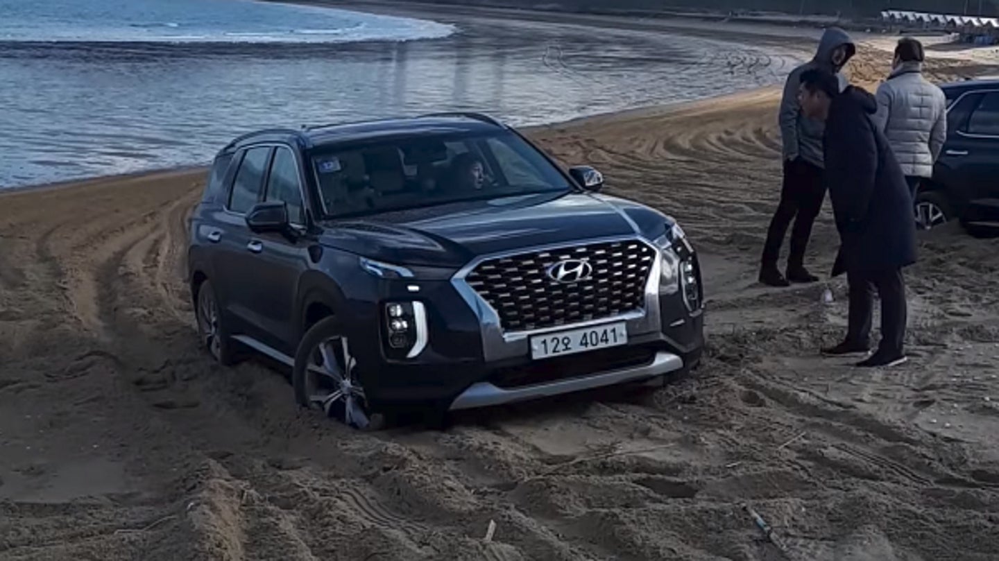 Watch Two Hyundai Palisade SUVs Get Beached During Embarrassing Off-Road Demonstration