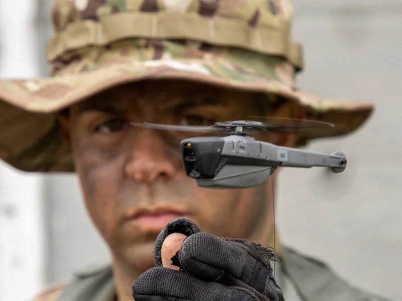 kompression Deltage snemand The Pocket-Sized Black Hornet Drone Is About To Change Army Operations  Forever