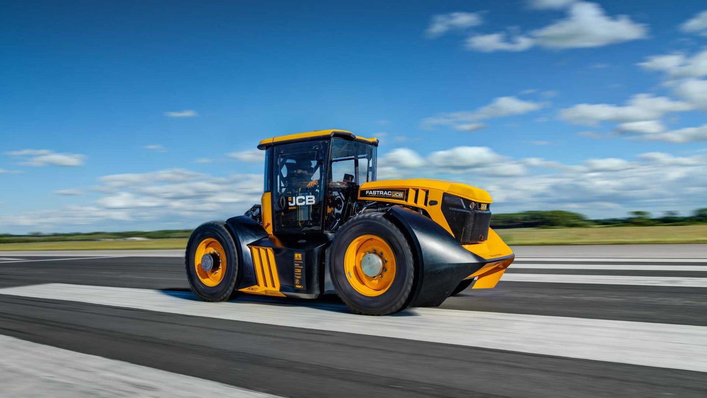 103-MPH JCB Fastrac 8000 Tuned by Williams F1 Is the World’s Fastest Tractor