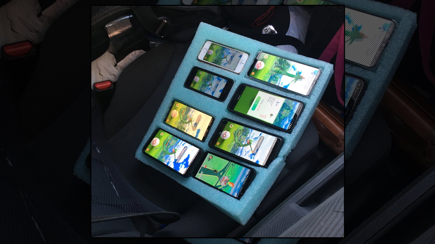 Motorist Stopped on Washington Interstate Was Playing Pokemon Go Using 8 Cell Phones