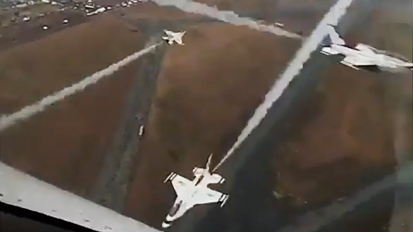 Watch This Crazy Cockpit Video Of The Thunderbirds Nailing A Perfect Bomb Burst Cross