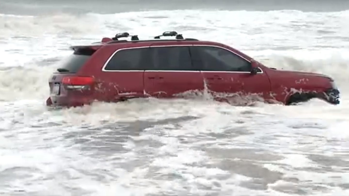 Local News Livestreams Jeep Grand Cherokee Stuck on Beach as Hurricane Dorian Approaches