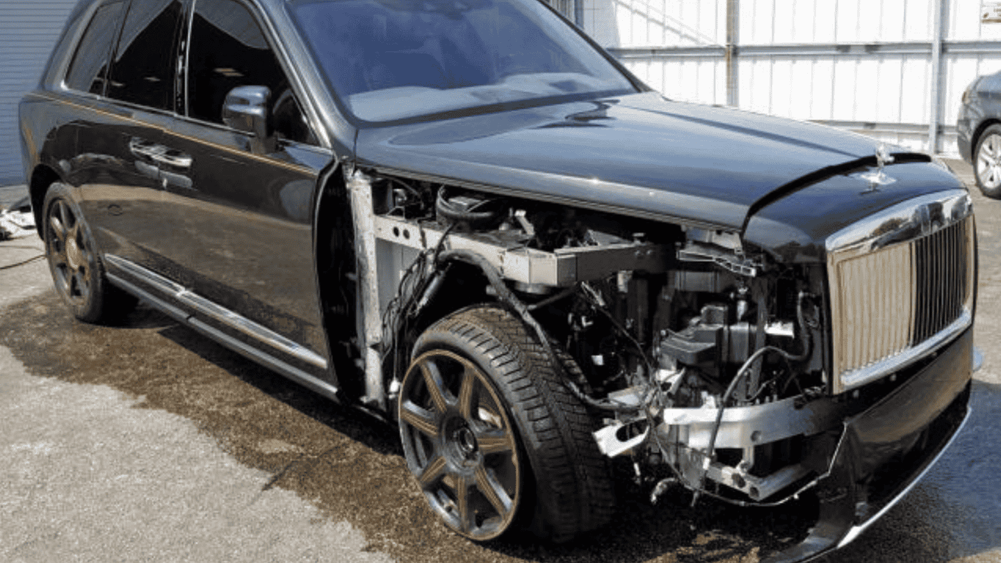 There’s a Wrecked $400,000 Rolls-Royce Cullinan Wasting Away in a Chicago Salvage Yard