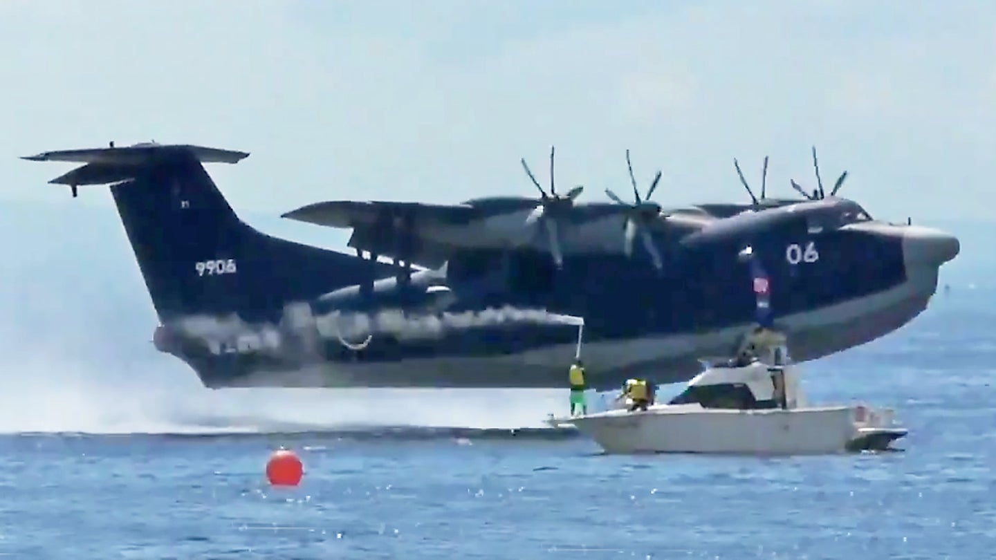 Watch Japan&#8217;s Giant US-2 Amphibious Flying Boat Land In An Amazingly Short Distance