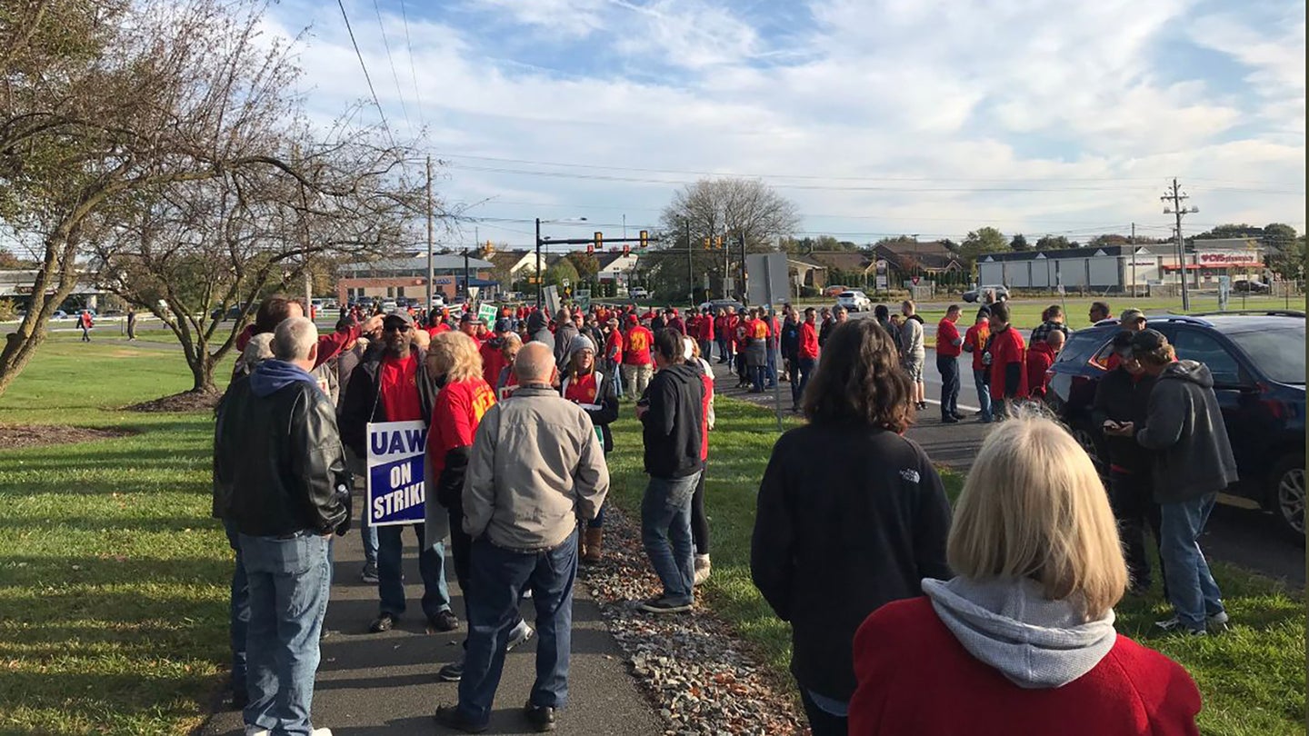 Nearly 3,600 UAW-Affiliated Mack Truck Workers Strike Against Low Wages, Lack of Benefits
