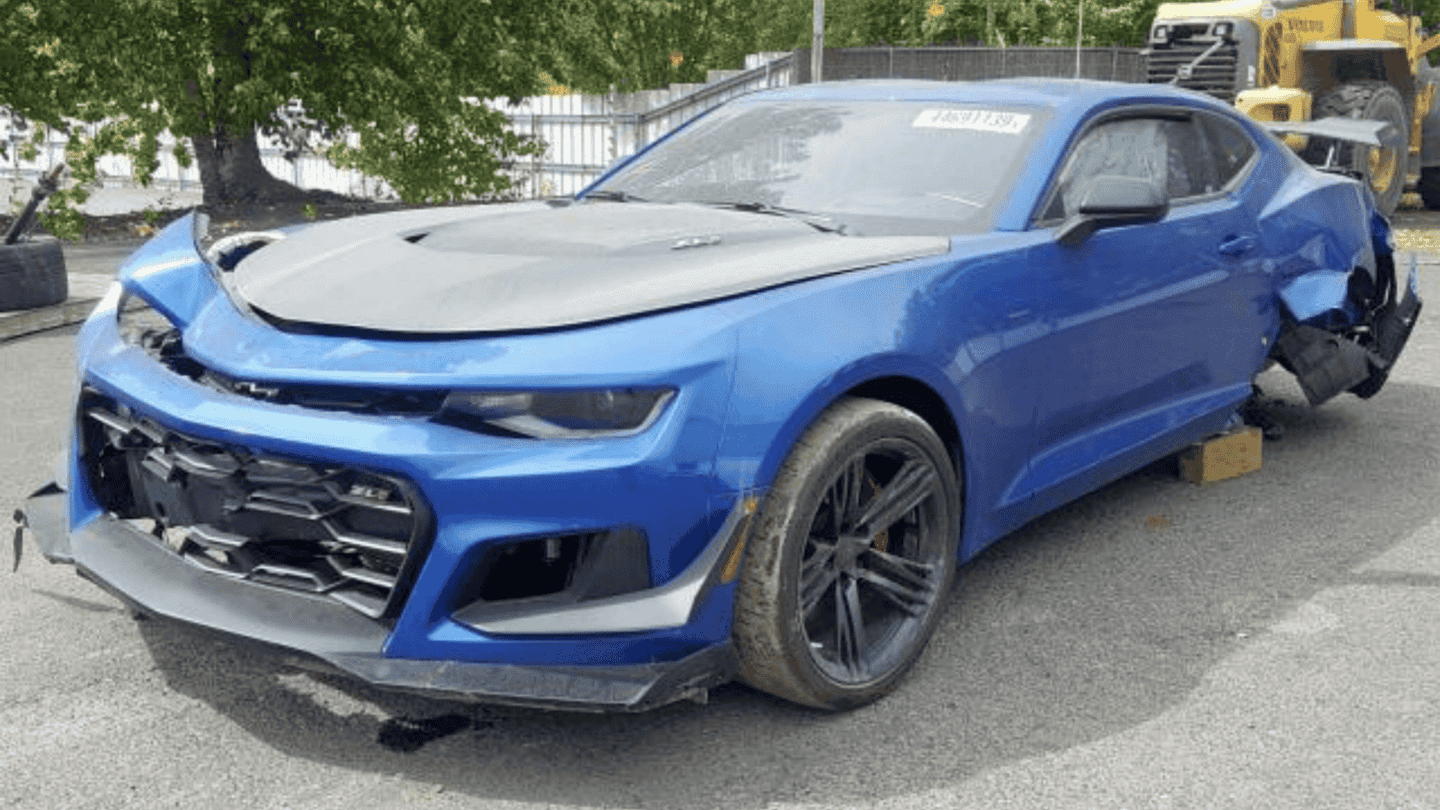 Crashed 650-HP Chevy Camaro ZL1 1LE Went Just 48 Miles Before Landing at a Salvage Auction
