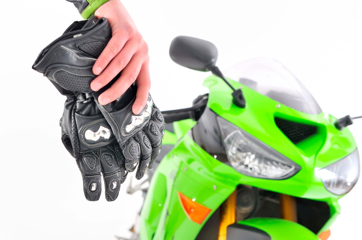 Best Short-Cuff Motorcycle Gloves: Ride With Style and Comfort
