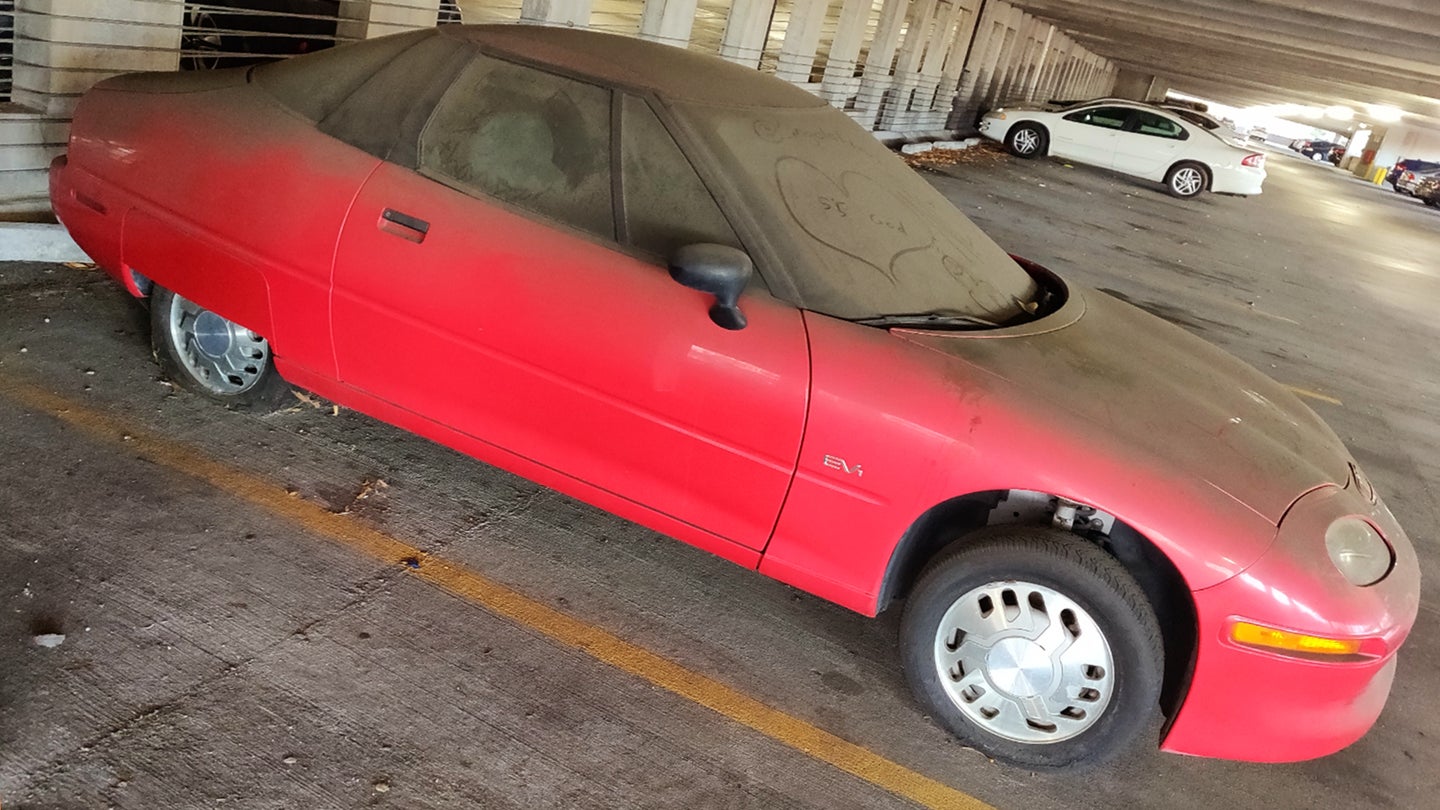 There&#8217;s an Ultra-Rare GM EV1 Abandoned in an Atlanta Parking Garage
