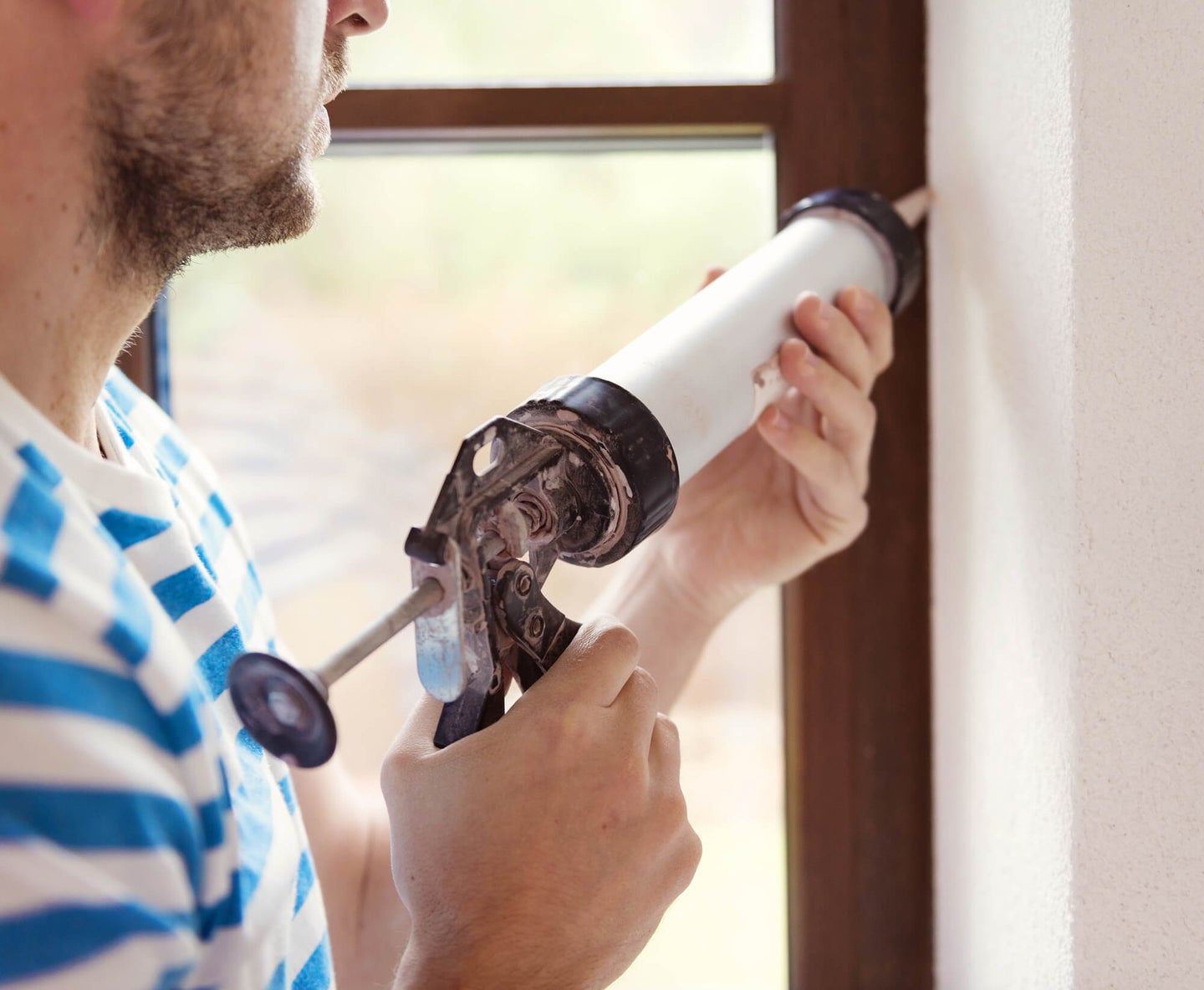Best Caulking Guns: Seal Joints Between Surfaces Seamlessly
