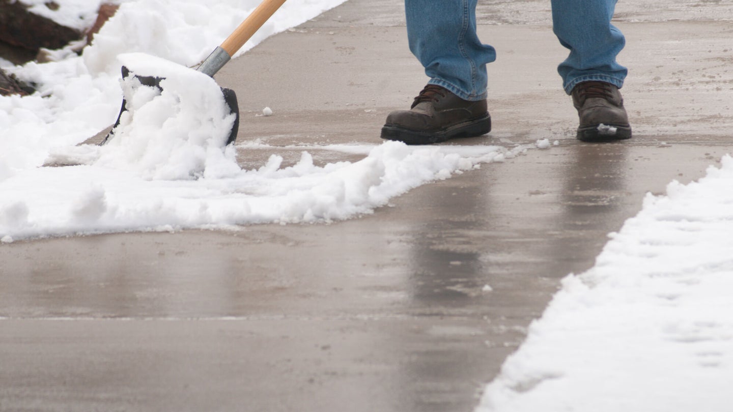Best Snow Shovel: Clear Snowfall Away From Outdoor Spaces