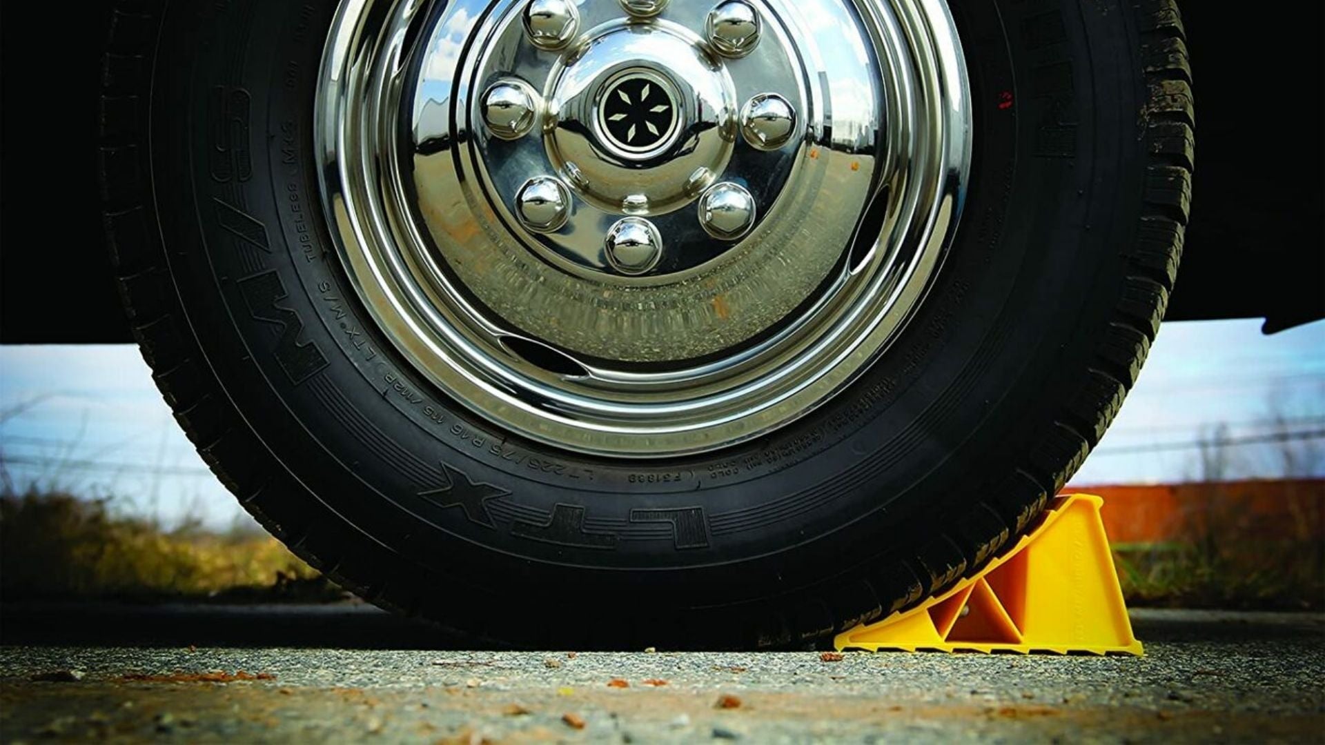 Haofy 2 PCs Wheel Chocks with Handle Car Anti-slip Block Tyre Saver Brake Stoppers Ridged Caravan Horsebox Wedges Trailer 