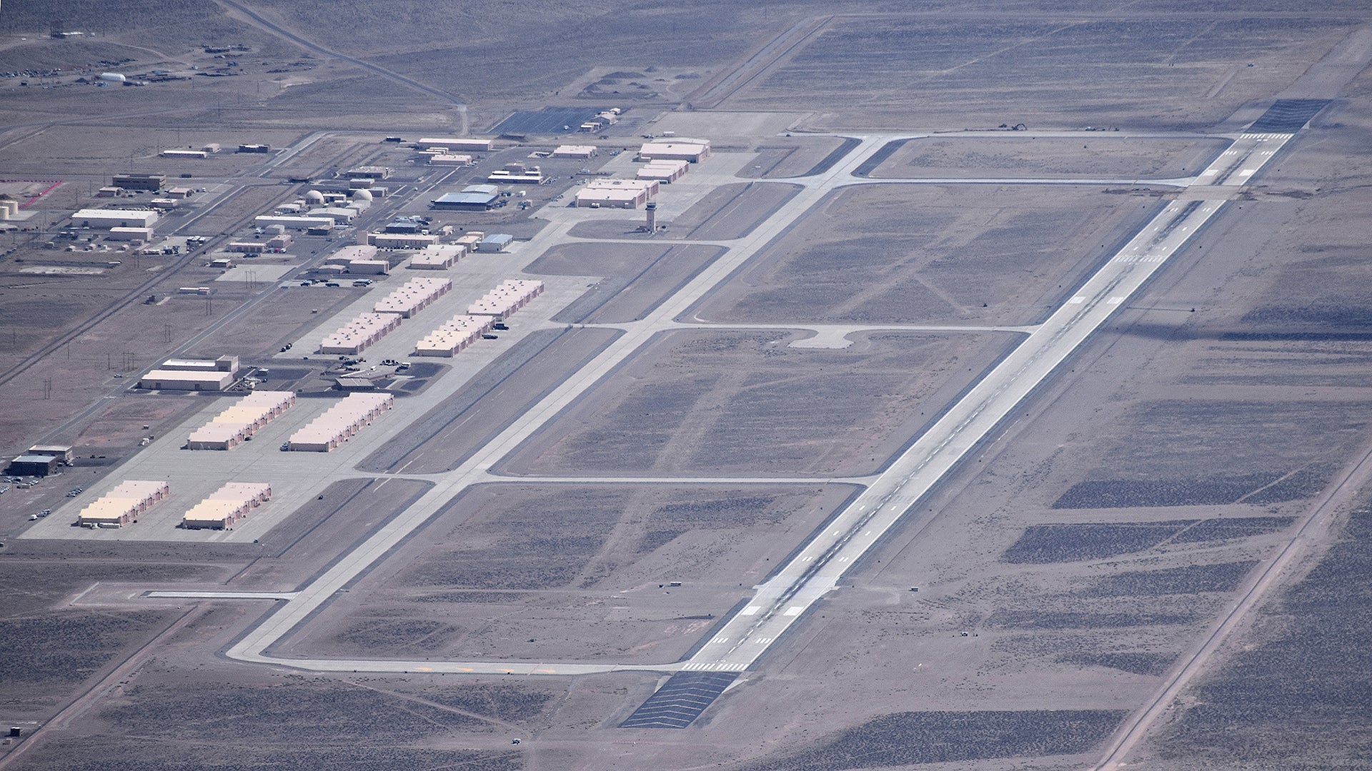 pilot-takes-amazing-images-of-area-51-and-tonopah-air-base-while