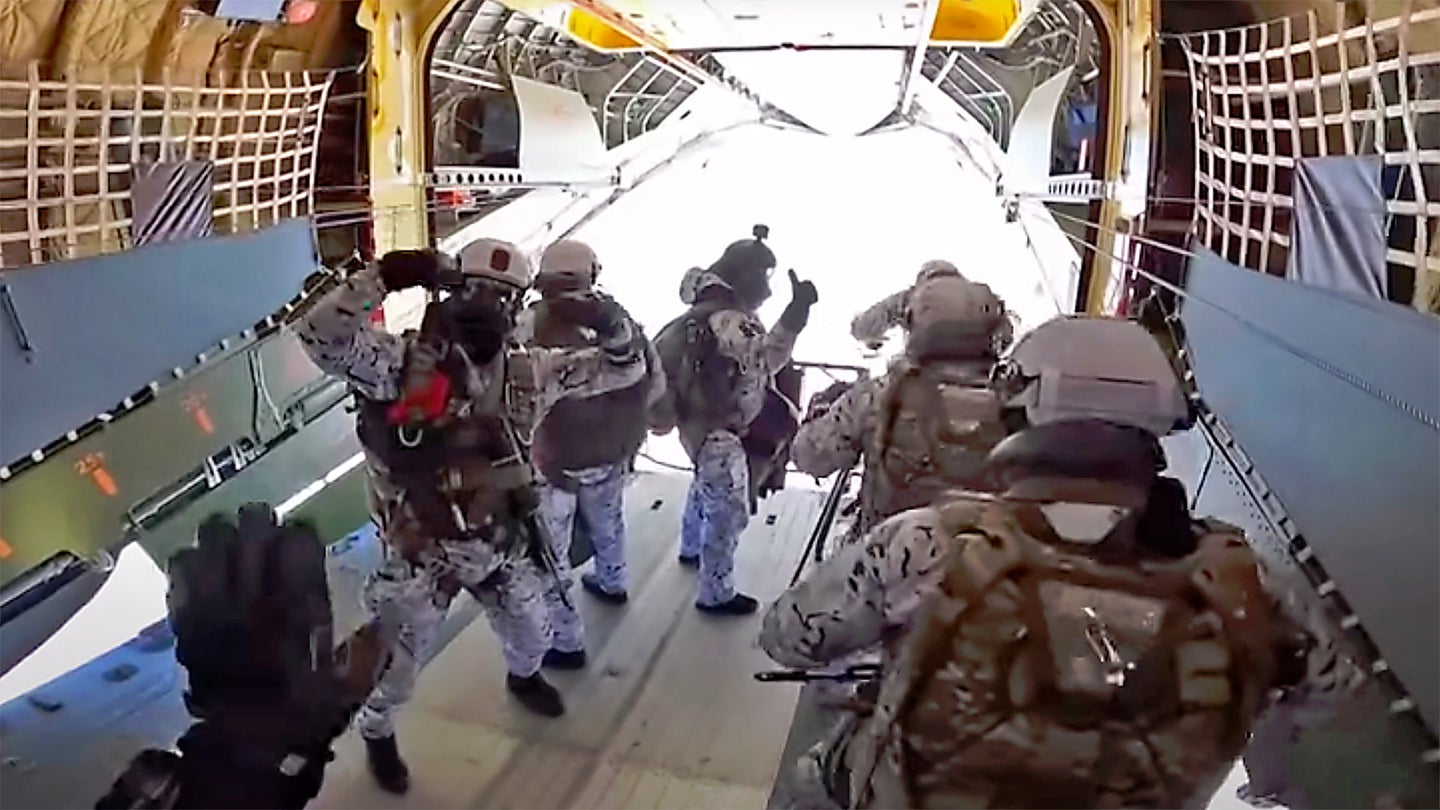 Russian Commandos Jump From 33,000 Feet Over The Arctic In Unprecedented Exercise