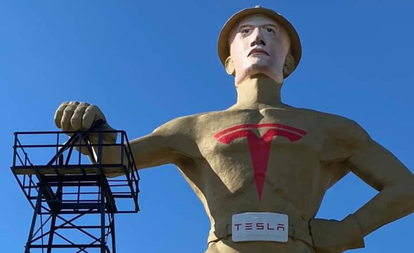Tulsa Paints Elon Musk&#8217;s Face on Its Giant Golden Driller Statue in Hopes of Luring Next Tesla Plant