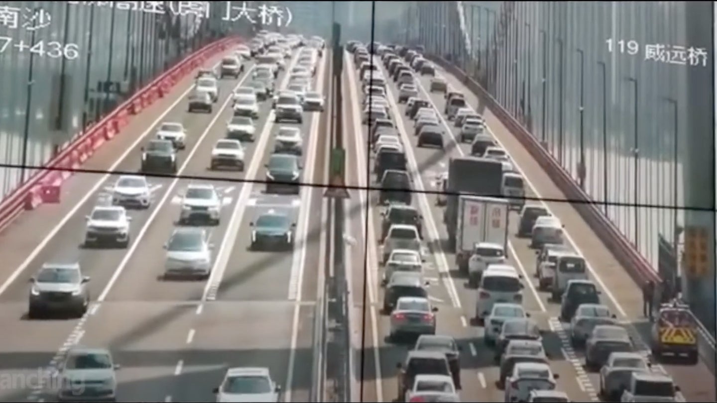 Watch a Chinese Suspension Bridge Full of Traffic Bend Under Strong Winds