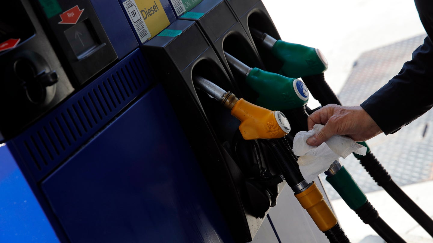 You Probably Won&#8217;t Get Coronavirus From Pumping Gas