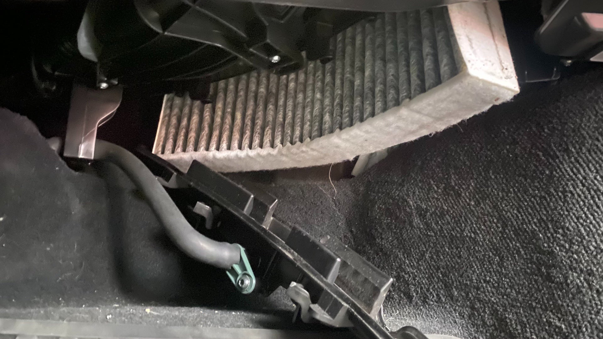 2002 ford excursion cabin air filter location