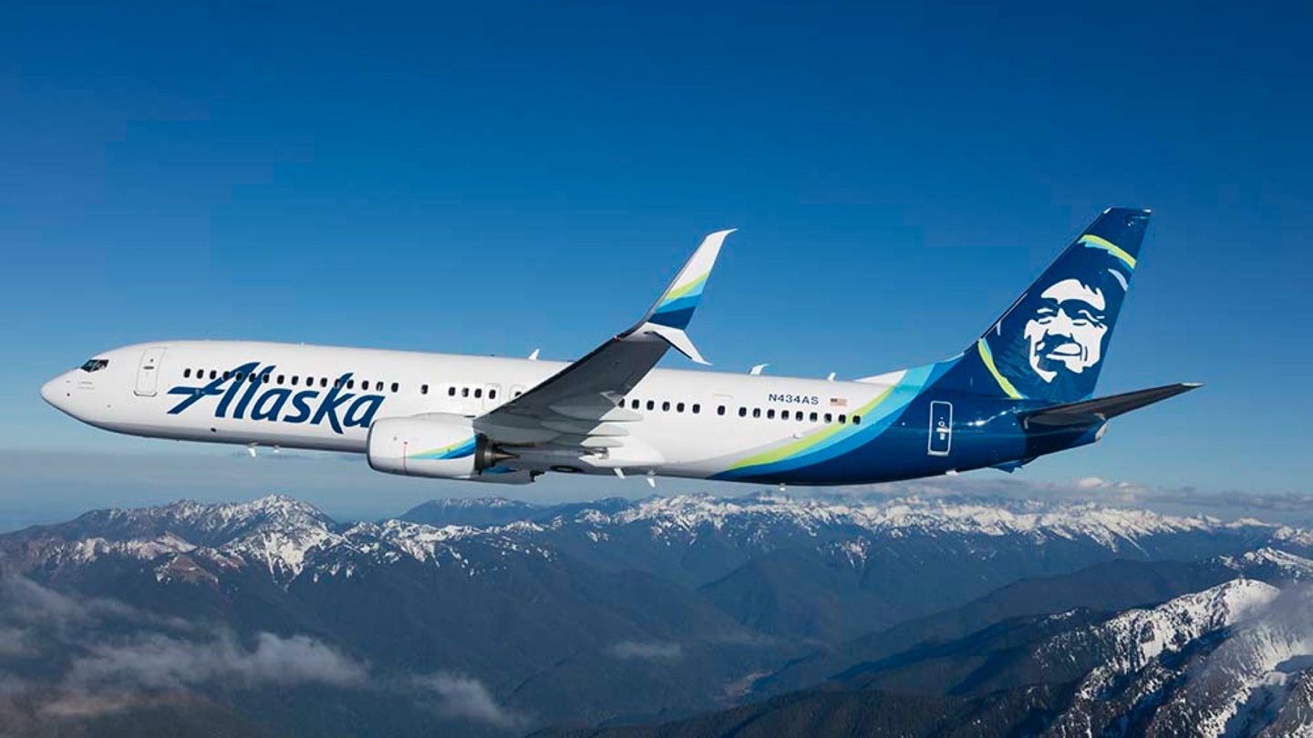 Alaska Airlines Boeing 737 Hits a Bear on Landing