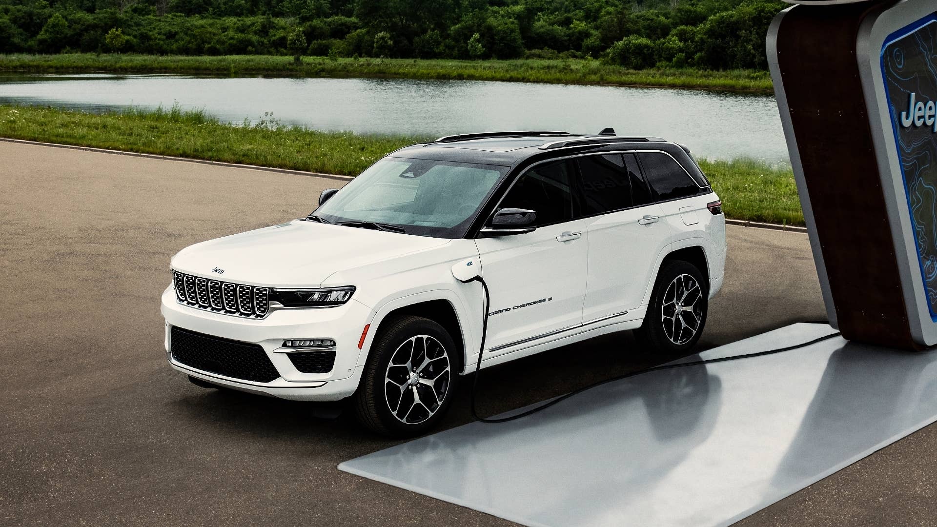 Here's Your First Look at the 2022 Jeep Grand Cherokee TwoRow SUV