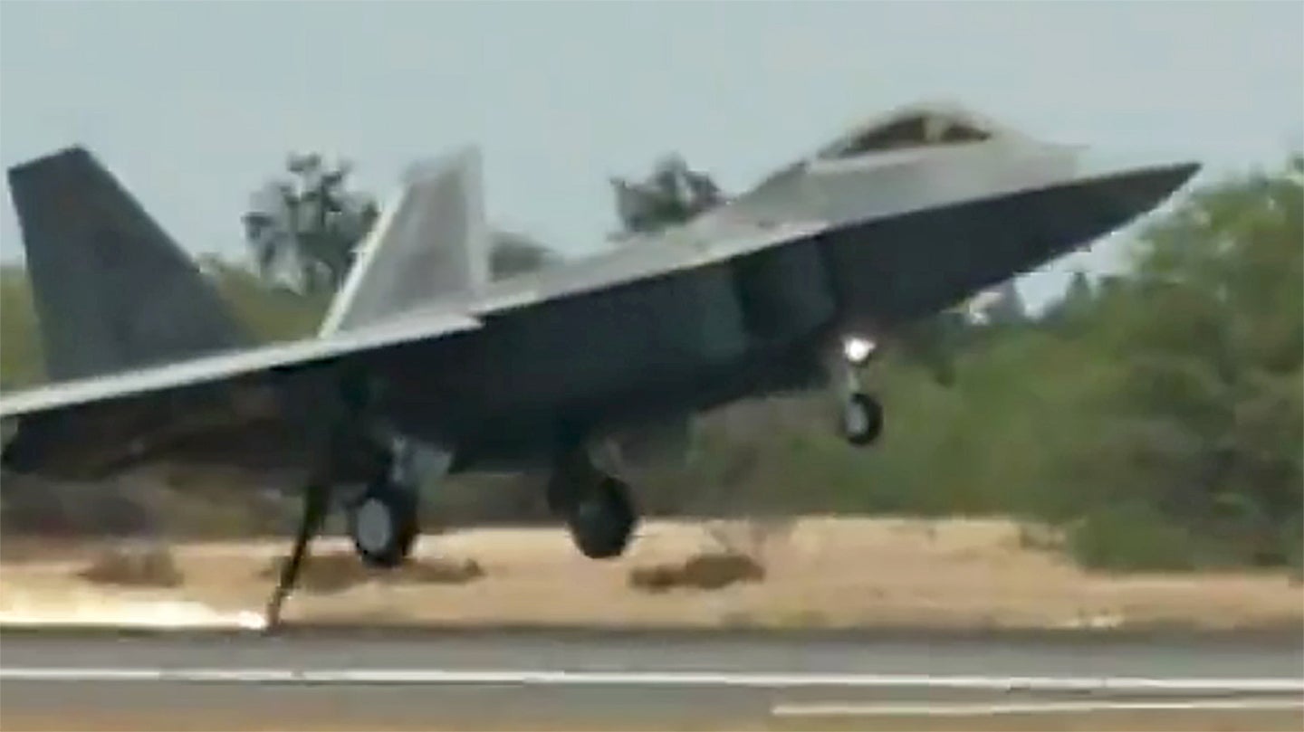 Watch This F 22 Raptor S Tailhook Catch The Arresting Wire During An Emergency Landing