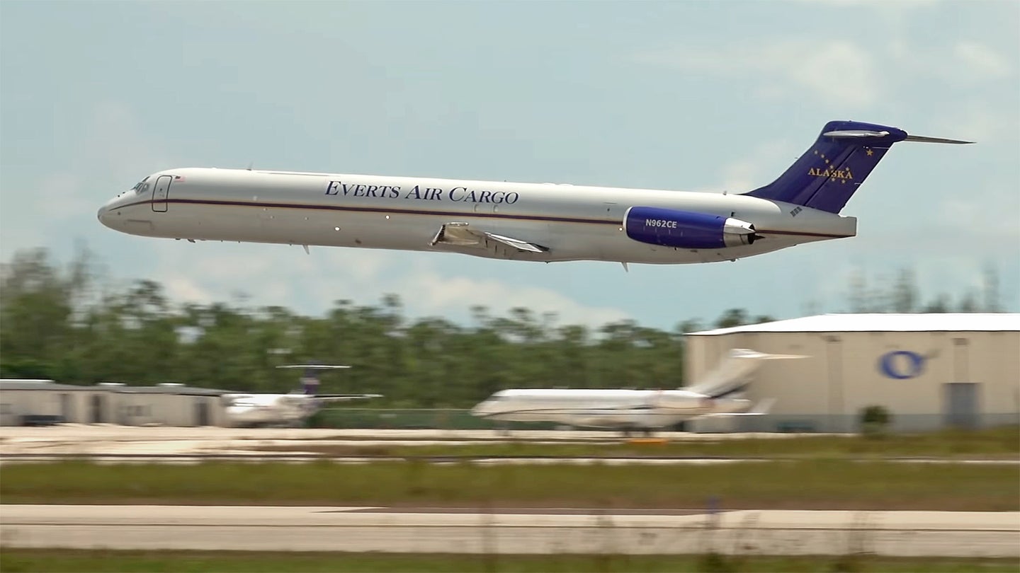 Watch This MD-80 “Mad Dog” Cargo Jet Make A Crazy Zoom Climb Out Of The Bahamas