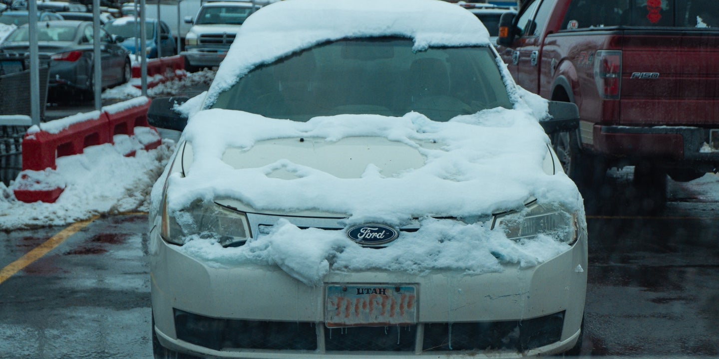 How to Remove Snow From Your Car and Avoid Being the Most Hated Person in Traffic This Winter
