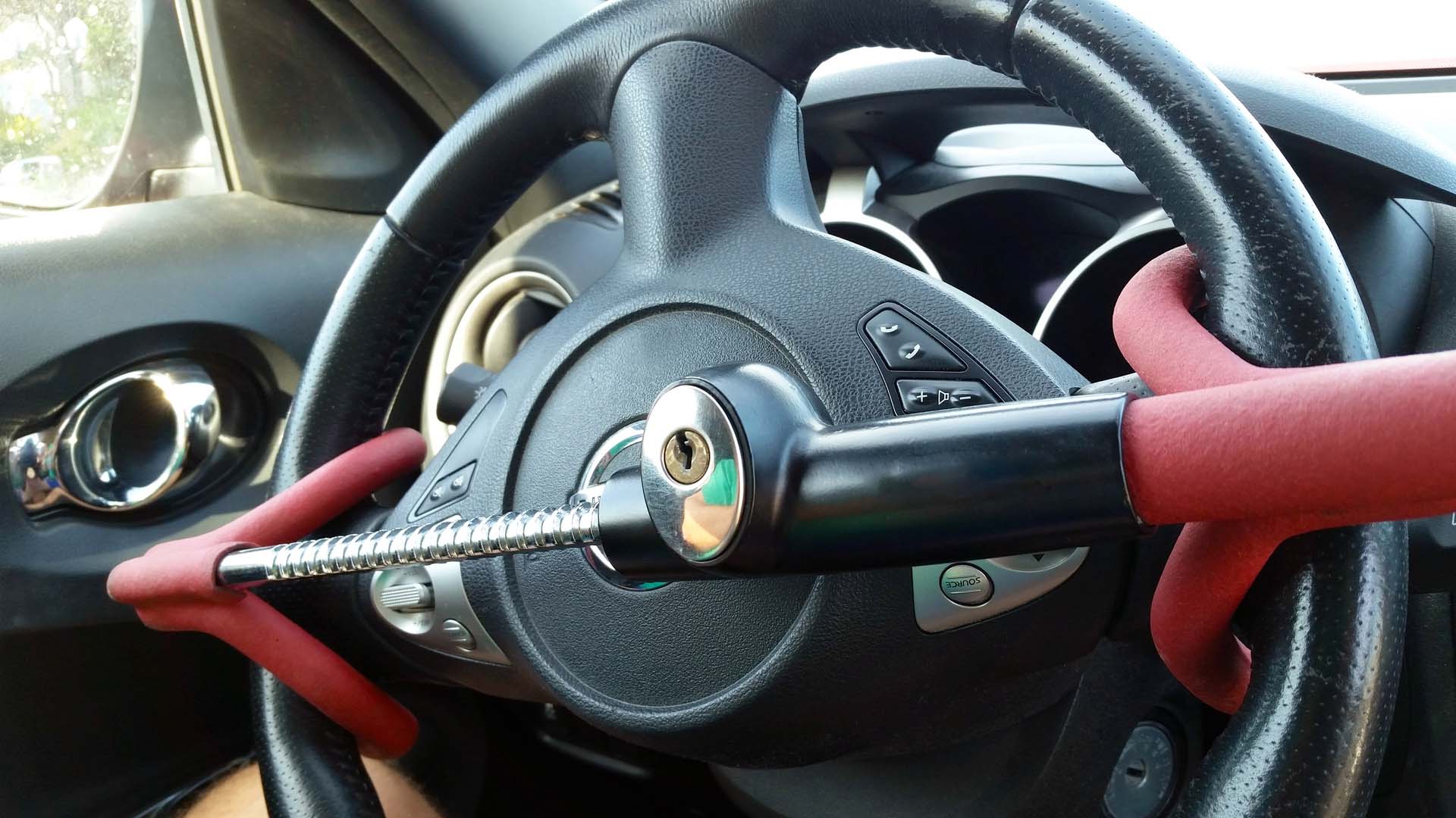 Locking Bar Anti Theft Protection with Tough-Steel Construction Universal Steering Wheel Lock Made of Hardened Steel 