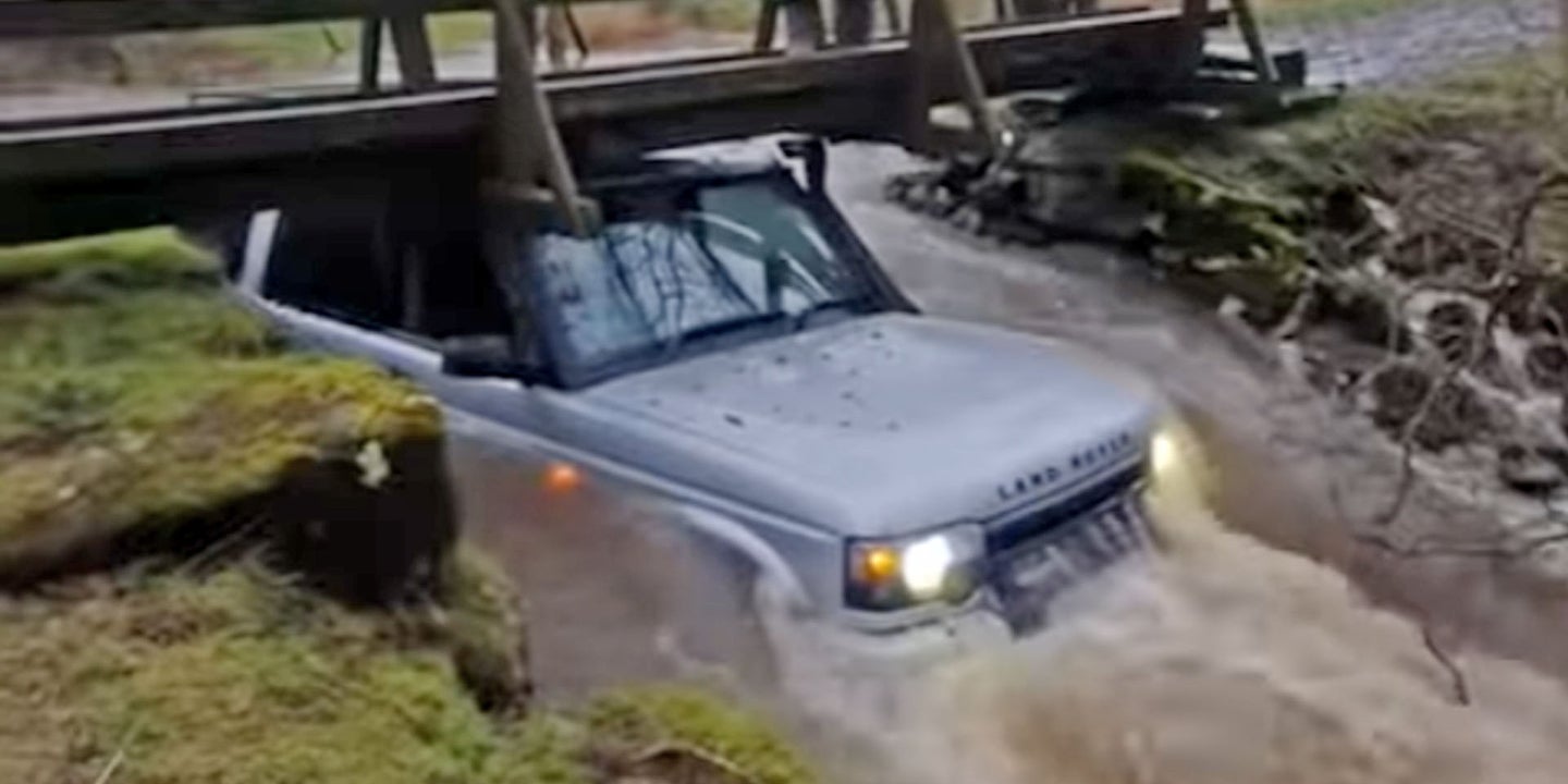 This Off-Road Excursion in a Land Rover Discovery Did Not Go Well