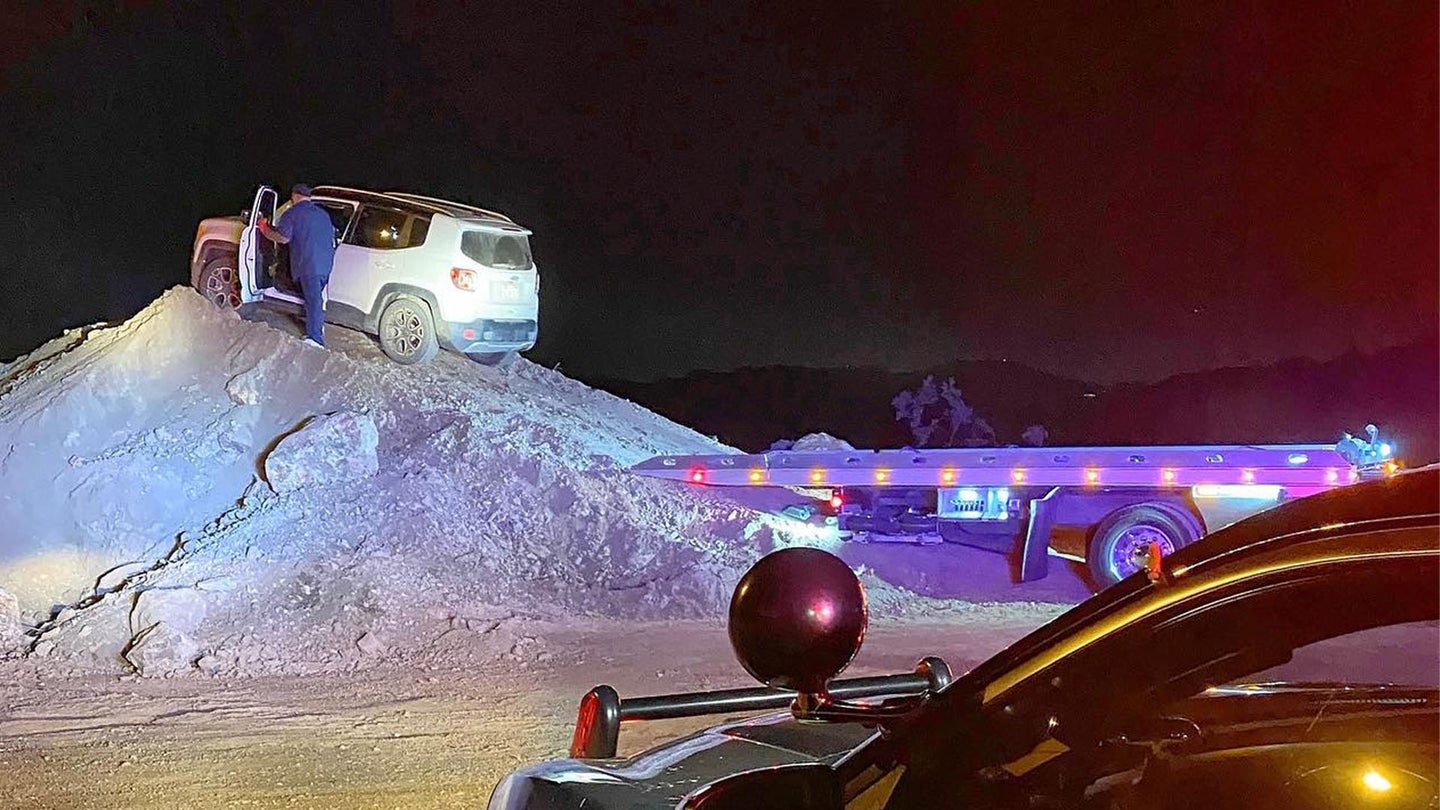 Police Help Rescue FWD Jeep Renegade Driver Stuck on a Small Dirt Mound